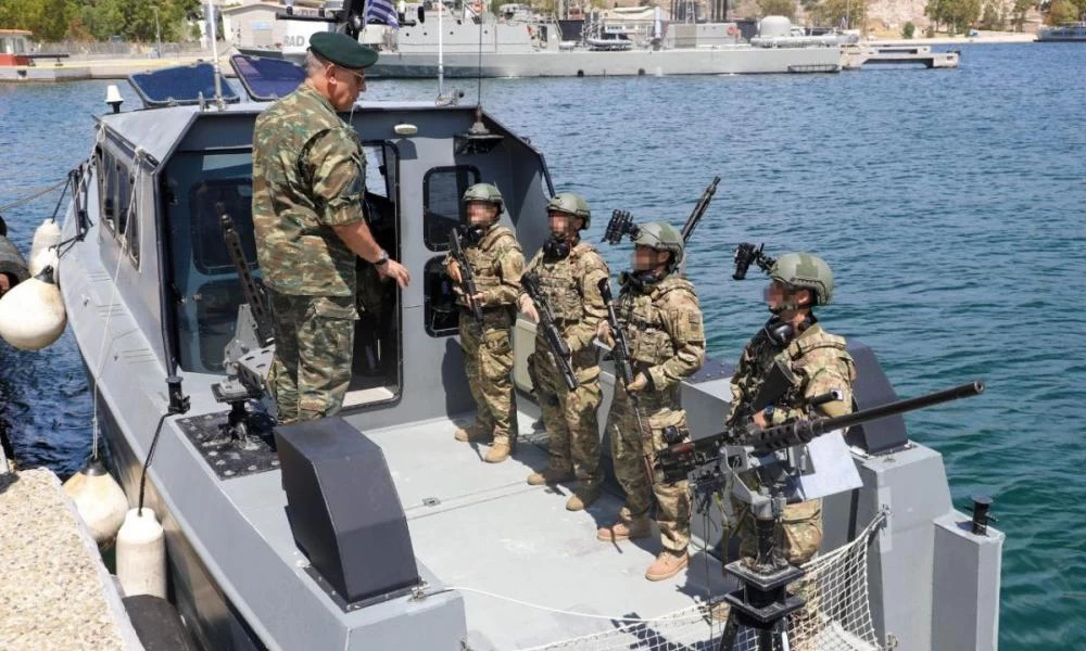 Ο Κωνσταντίνος Φλώρος στο Ναύσταθμο της Σαλαμίνας